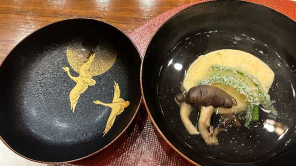 Gilded swans in mid-flight towards the moon:  the soup course (Wanmori) – a brilliant fusion of Thai black mud crab and the zest of kaffir lime.