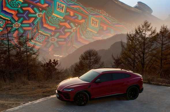 Lamborghini’s Urus, the first Super SUV and the traditional Korean house – the Hanok – are together in one frame by Ojun Ahn and Shinseok Kang
