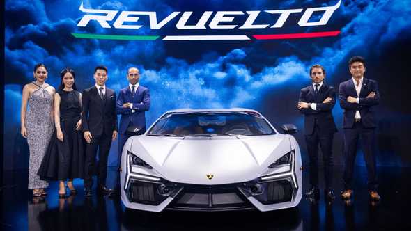 From left:  Araya Chompoo Hargate, ML Ploynapat - Apichat Leenutaphong, Francesco Scardaoni (Automobili Lamborghini Region Director for Asia Pacific), Raffaele Garribba (Area Manager South East Asia, Automobili Lamborghini) and Panumes Jongkolrattanaporn (President of Lamborghini Club Thailand)